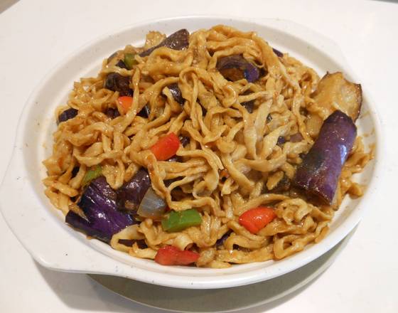 Braised E-Fu Noodle with Eggplants in Spicy Bean Sauce 魚香茄子炆伊麵